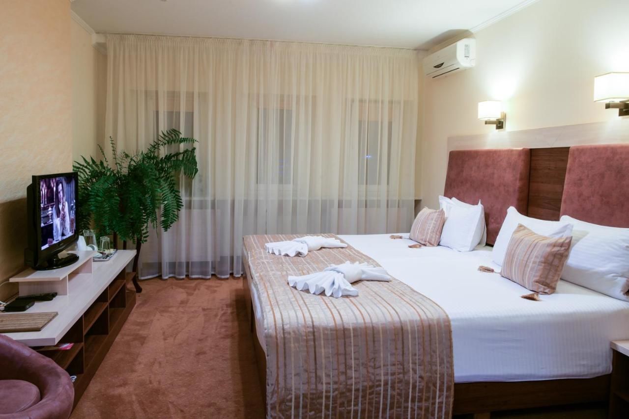 Отель 7 Sky Hotel Klinicheskaya Street (2d entrance) Киев-13