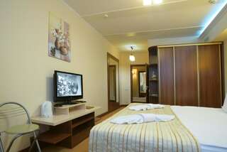 Отель 7 Sky Hotel Klinicheskaya Street (2d entrance) Киев Семейные апартаменты-4